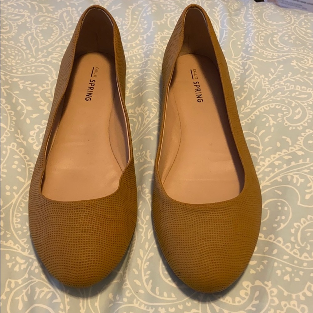 Brownish/yellow flats with Gold heel size 7!